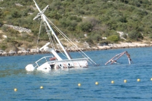 Rogoznica, 31. srpnja 2011. - ribarski brod 'Kositelj' duljine 15m tijekom noći potonuo je u uvali Stupin kod Rogoznice